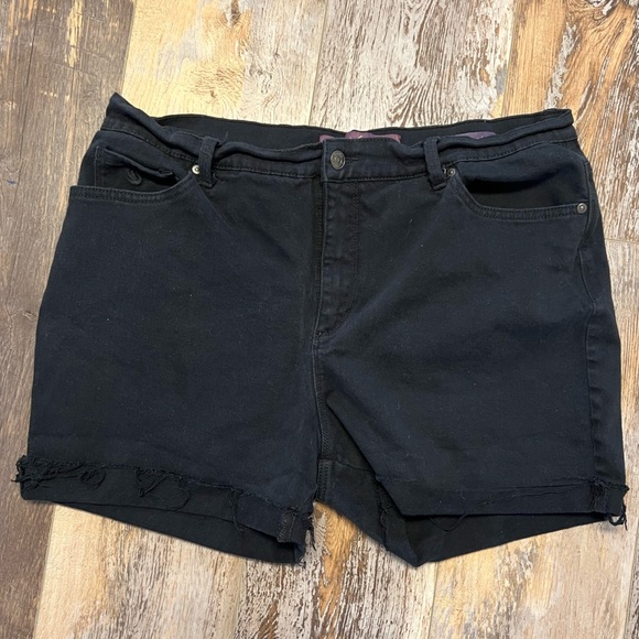 Gloria Vanderbilt Women’s Black Denim Jeans Distressed Raw Edge Size 16 - Picture 2 of 15